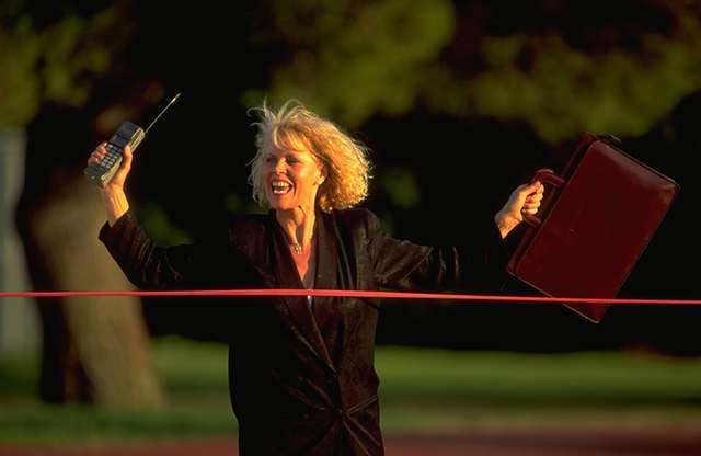 Mujer con malet�n y tel�fono m�vil